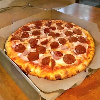 pizza al salame piccante ( pepperoni)