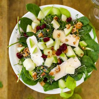 Salată cu Brie si Fructe Goji