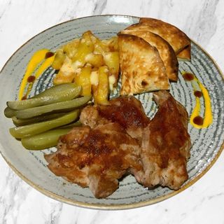 Ceafă de porc cu cartofi gratinaţi