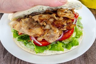 Kebab De Pollo Con Ensalada