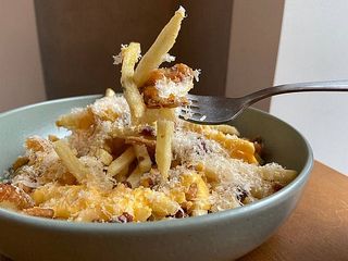 Фрі з беконом та соусом чедер (200g)