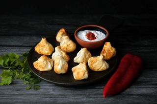 ყველის ხინკალა აჯიკის სოუსით