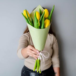 buchetel cu 5 lalele galbene ambalaj verde