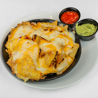 NACHOS con salsa ranchera y guacamole