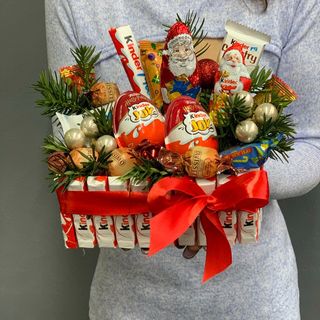 Новорічна композиція з іграшками та солодощами