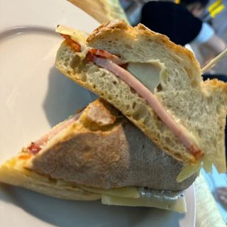 Bocadillo de pechuga de pollo y queso