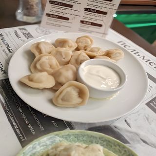 Соковиті пельмені з м’ясом курятини у вершкову маслі