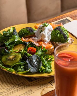 Na Tosta de Salmão, Abacate, Ovo Escalfado e Queijo Creme