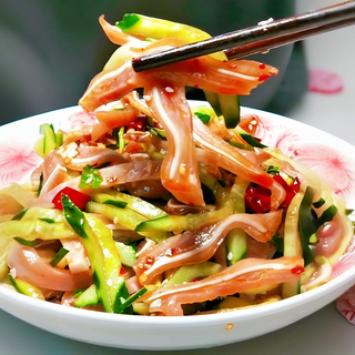 L8. Urechi de porc cu castraveți și sos ușor picant 猪耳朵