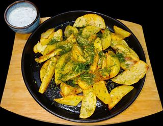 Cartofi copți cu mărar și usturoi