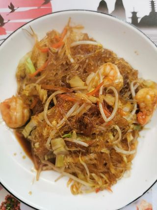 140. Spaghetti di soia con gamberi e verdure