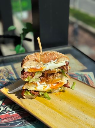 Bagel cu bacon si ou