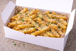 Cartofi prajiti cu usturoi si parmezan