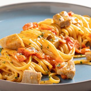Spaghetti con tonno fresco e pomodorni