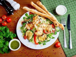 Insalata con Pollo e Verdure Grigliate