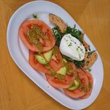 Салата с белени домати, сирене "Бурата", авокадо и рукола 400гр