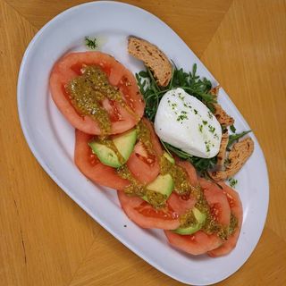 Салата с белени домати, сирене "Бурата", авокадо и рукола 400гр