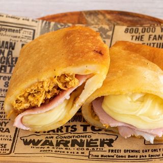  EMPANADA DE POLLO, JAMÓN Y QUESO.