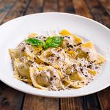 Raviolli  cu tocana obrajori de vitel si trufe