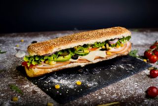 Сандвич с пуешко филе , мус от авокадо,крема сирене (250г)