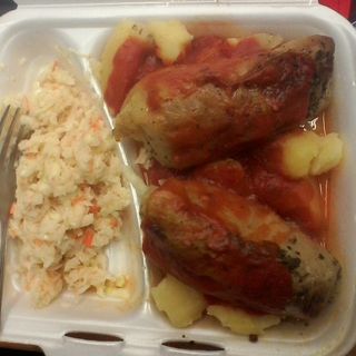 2 szt gołąbki w sosie,ziemniaki,surówka,zupa