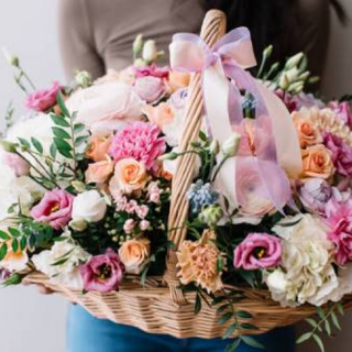 Cesta En Tonos Rosas 