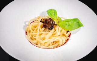 069 Spaghetti al panna tartufo nero