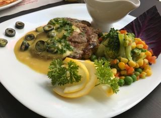 Вкусна свинска пържола с маслен сос с лимон (450г)