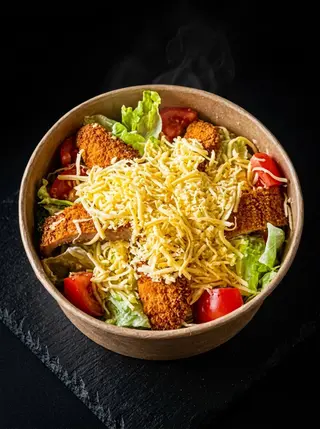 Salată cu șnițel de pui