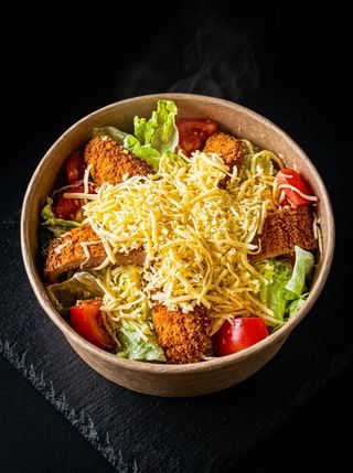Salată cu șnițel de pui