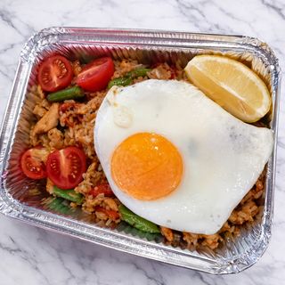 Pad kra pao piletina