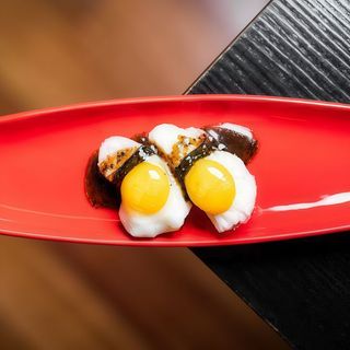 Sushi de huevo de codorniz con trufa