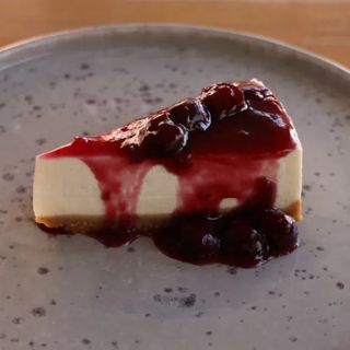 Чізкейк з вишневим кюлі