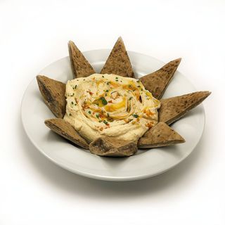 Hummus aliñado con pan pita integral