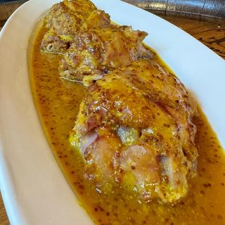 Codillo asado con salsa de mostaza antigua 