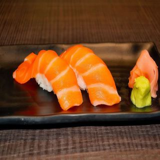 104. Niguiri de salmón