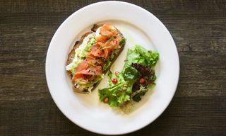 ტოსტი ორაგულით და გუაკამოლით