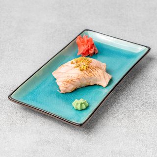 Nigiri opiekany łosoś z miodem truflowym  2szt