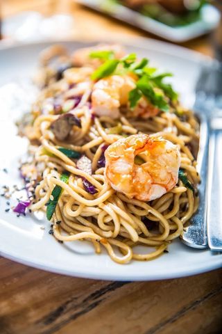 Noodles con verduras y gambas