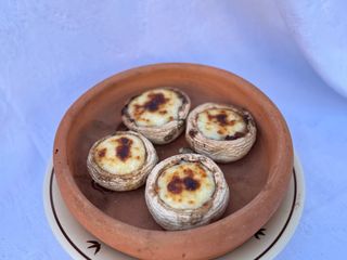 Funghi al forno con sulguni - formaggio tipico georgiano