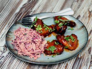 ქათმის ფრთები ტკბილ ცხარე სოუსით 