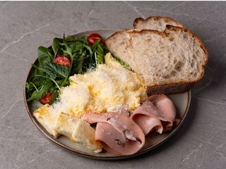 Скрембл із мортаделлою, халумі і домашнім хлібом (350g)