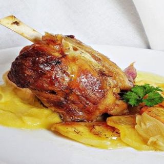 Codillo de  Cerdo Con Patatas Fritas