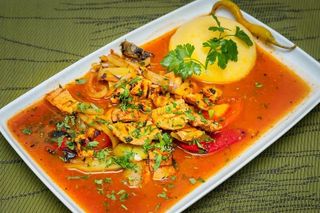 Saramură de pui cu mămăliguță