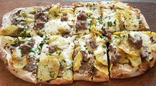 Pinsa trufe, cartofi si carnati