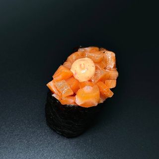 Гункан с лососем (35г)