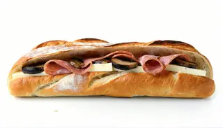 Panino con salame, funghi sottolio e mozzarella
