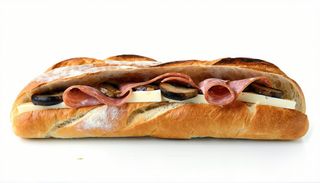 Panino con salame, funghi sottolio e mozzarella