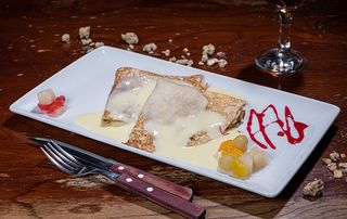 Clatite umplute cu branza si fructe in sos de vanilie  260g