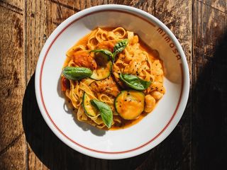 Domowe fettuccine z krewetkami i cukinią